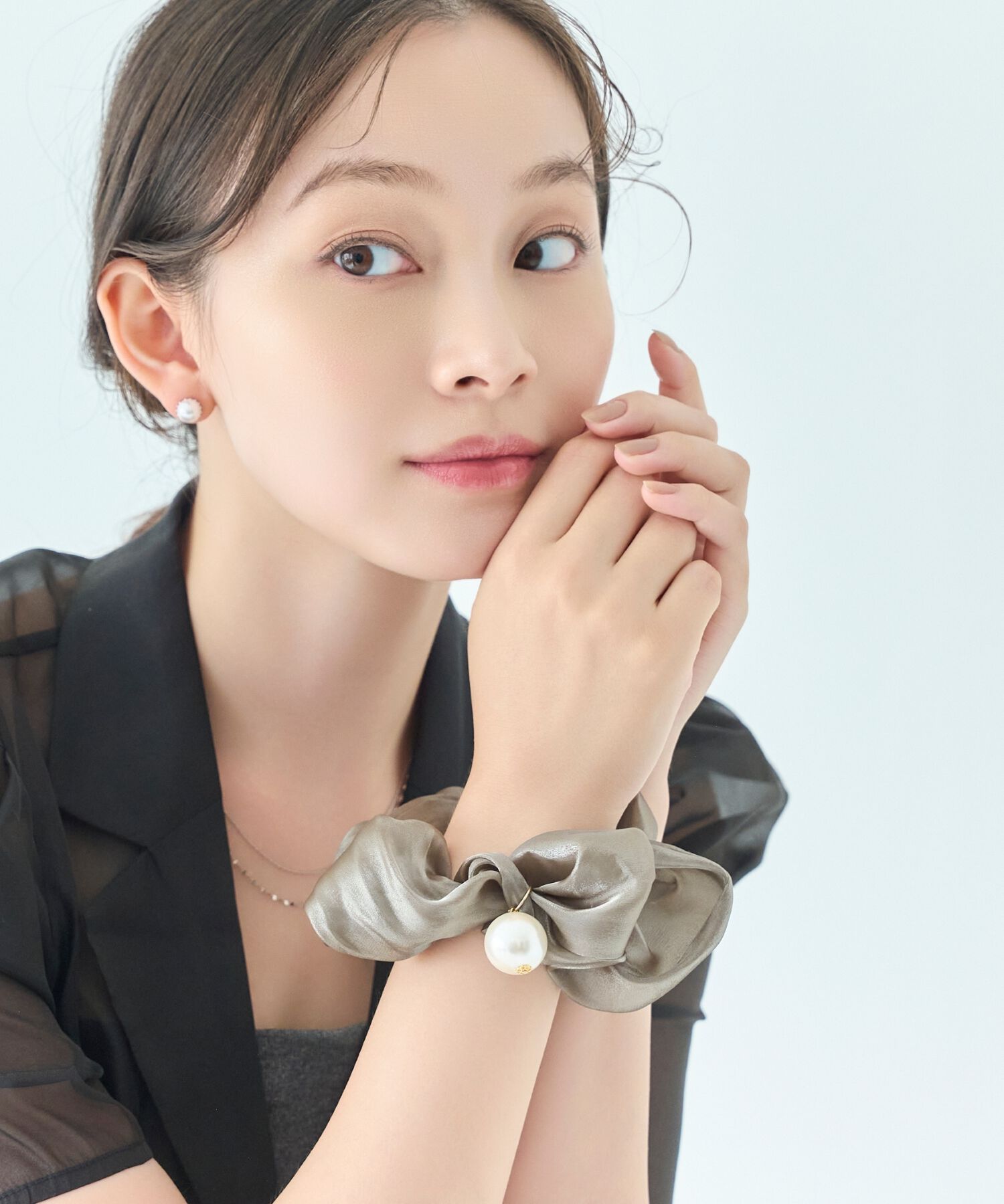  「ボリューミーシアーシュシュ　グレー/パール/大ぶり」|ブレスレット・バングル|