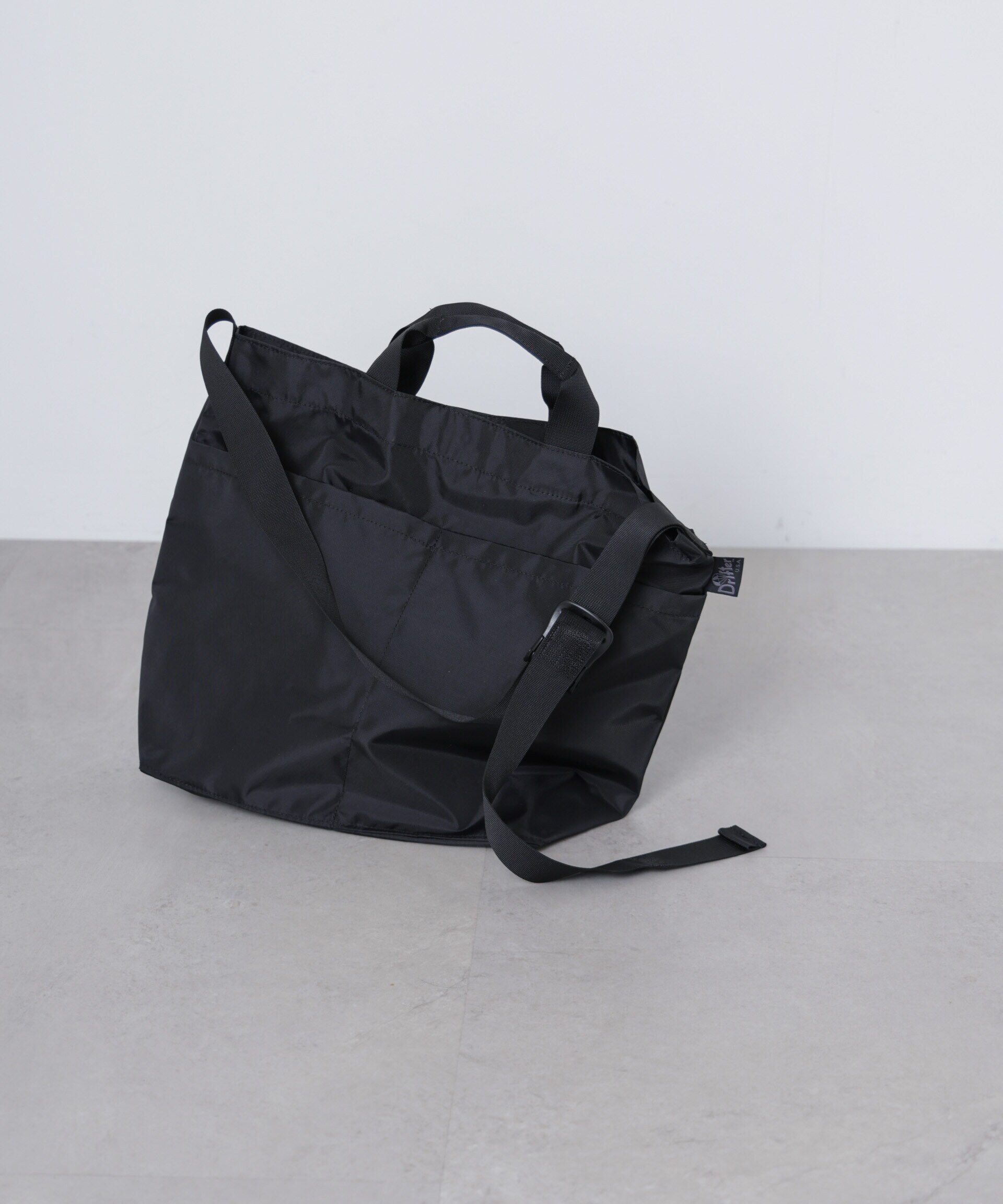 nano･universe「Drifter/別注 NU POCKETS TOTE」|ショルダー・メッセンジャー|ブラック