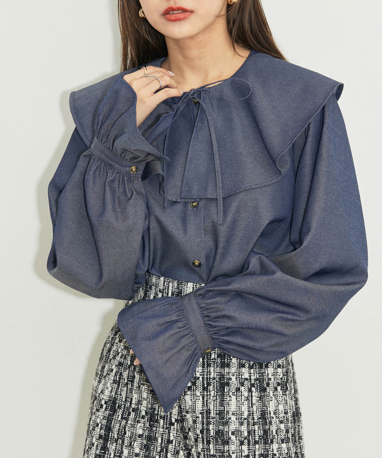 vis-a-vis「【WEB限定】キャンディスリーブシャンブレーフリルカラーブラウス」|シャツ・ブラウス|