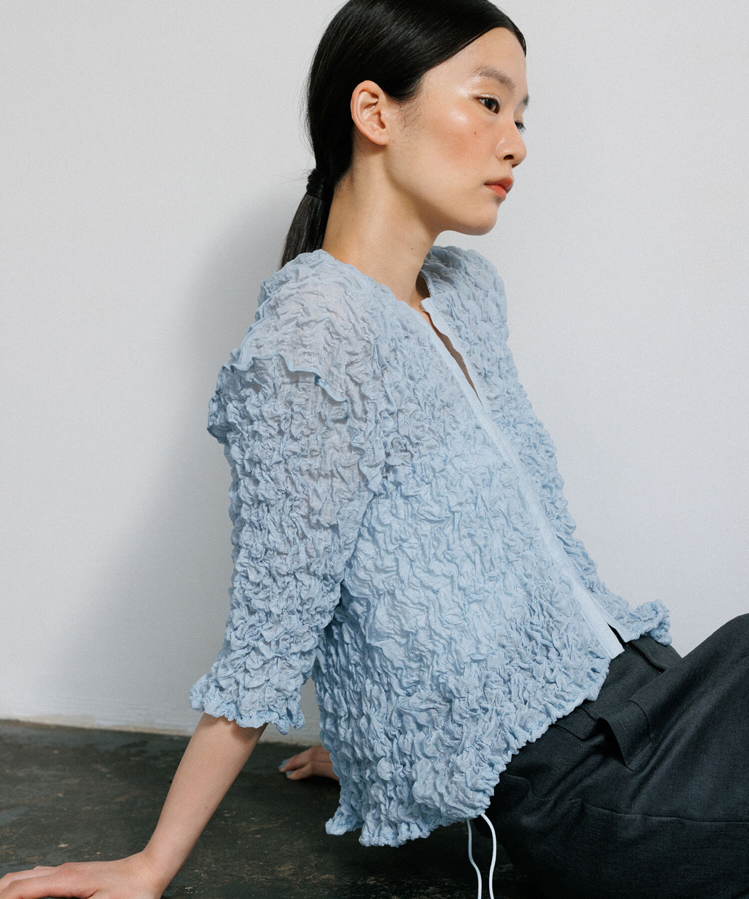 ADAM ET ROPE'「【洗える】シャーリングギャザーホックトップス」|カーディガン|サックス(48)