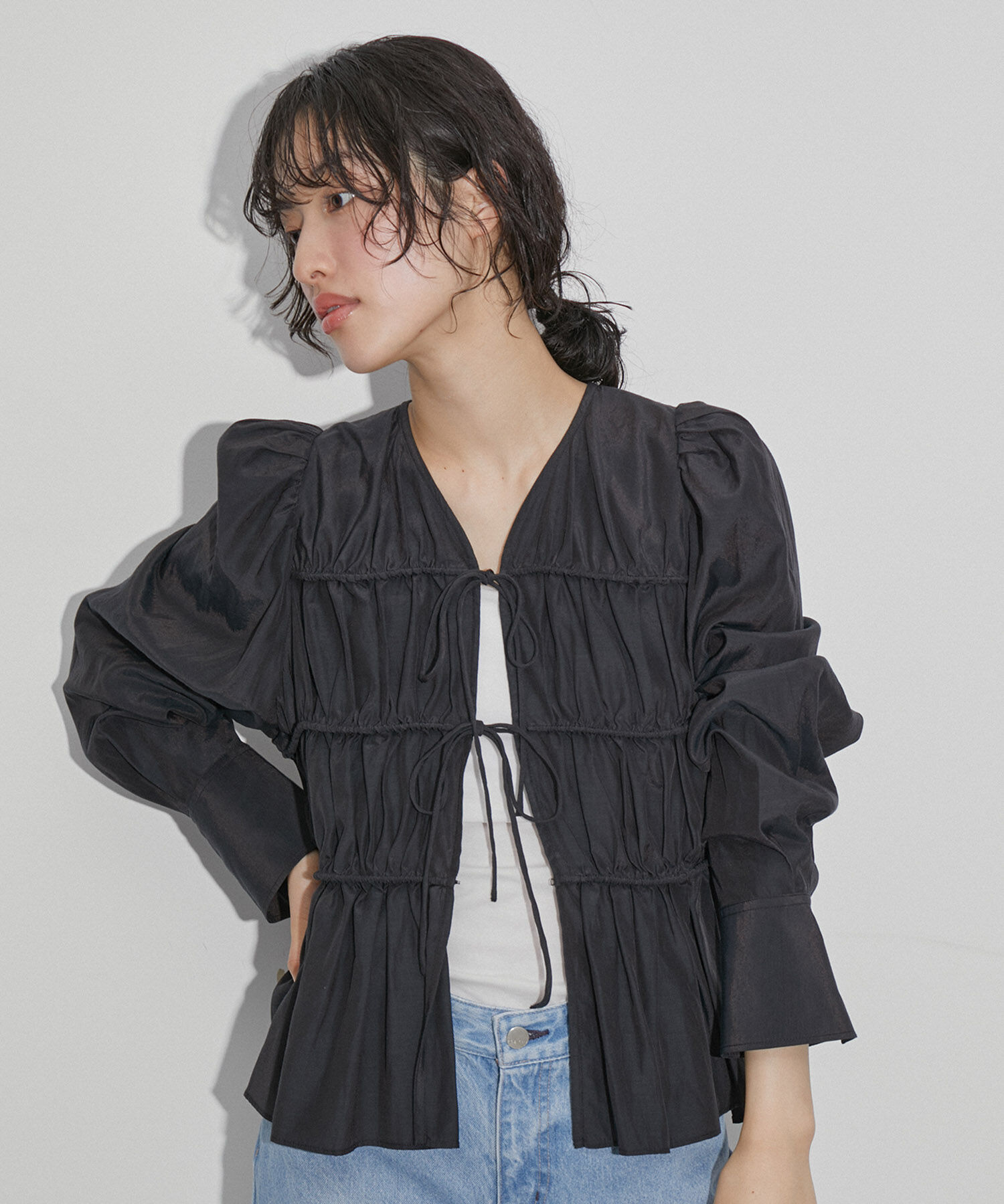 ADAM ET ROPE'「【再入荷・サステナブル・WEB限定色】ウエストシェイプギャザーシャツ」|シャツ・ブラウス|