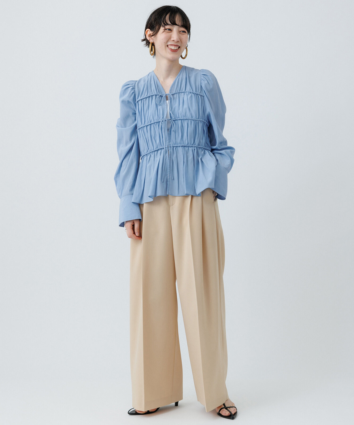 ADAM ET ROPE'「【再入荷・サステナブル・WEB限定色】ウエストシェイプギャザーシャツ」|シャツ・ブラウス|