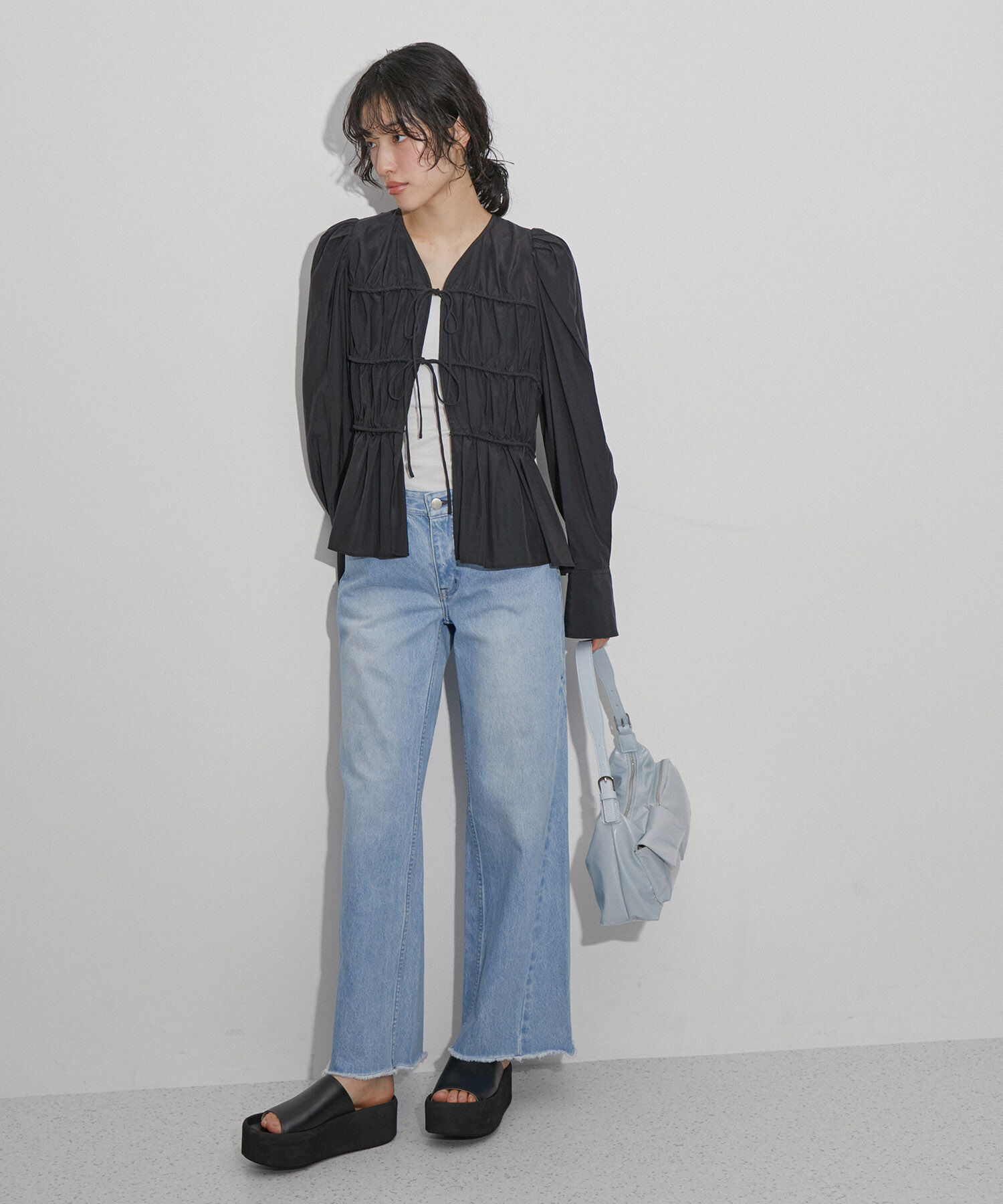 ADAM ET ROPE'「【再入荷・サステナブル・WEB限定色】ウエストシェイプギャザーシャツ」|シャツ・ブラウス|