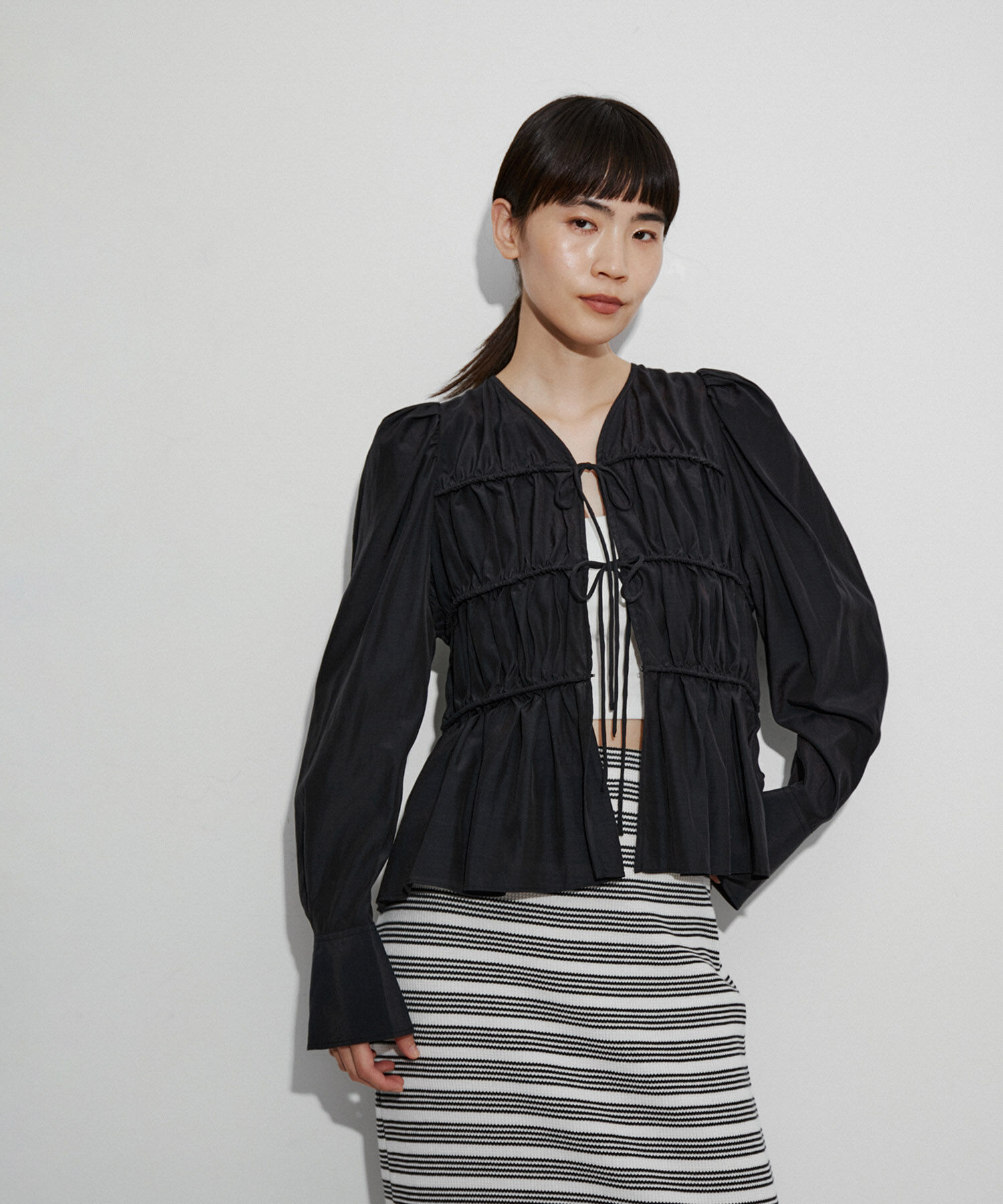 ADAM ET ROPE'「【再入荷・サステナブル・WEB限定色】ウエストシェイプギャザーシャツ」|シャツ・ブラウス|