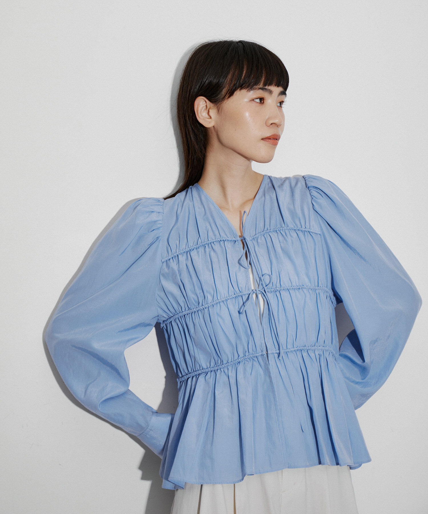 ADAM ET ROPE'「【再入荷・サステナブル・WEB限定色】ウエストシェイプギャザーシャツ」|シャツ・ブラウス|