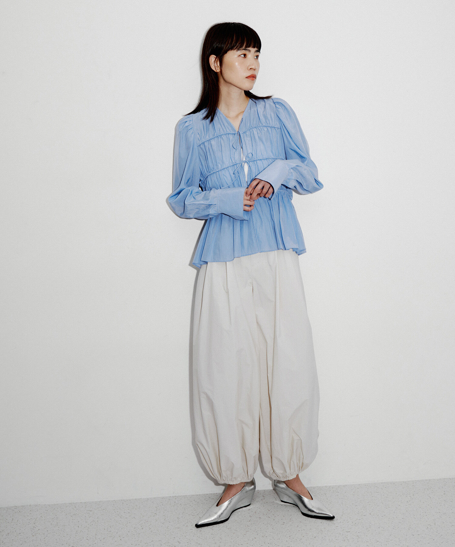 ADAM ET ROPE'「【再入荷・サステナブル・WEB限定色】ウエストシェイプギャザーシャツ」|シャツ・ブラウス|