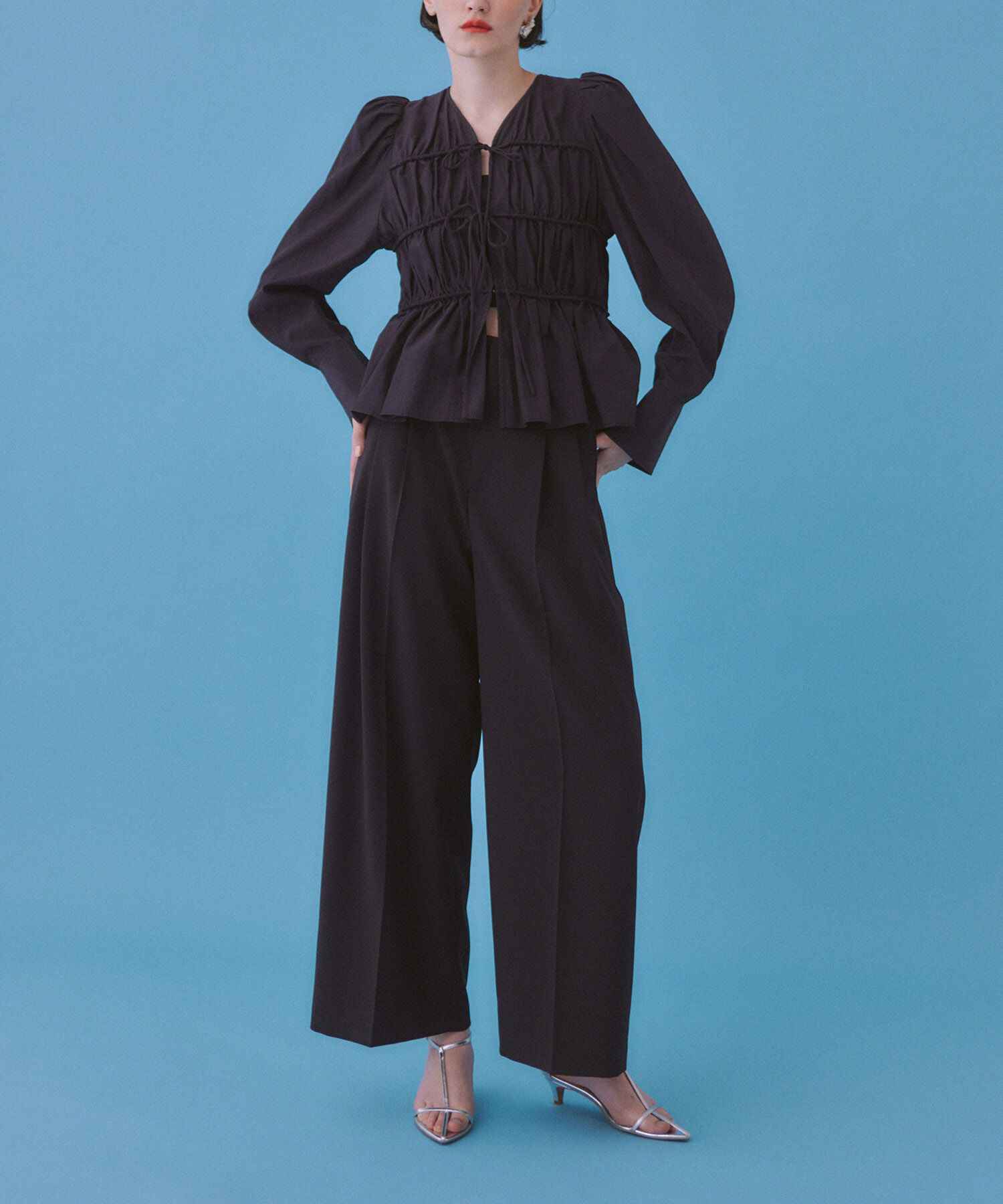 ADAM ET ROPE'「【再入荷・サステナブル・WEB限定色】ウエストシェイプギャザーシャツ」|シャツ・ブラウス|