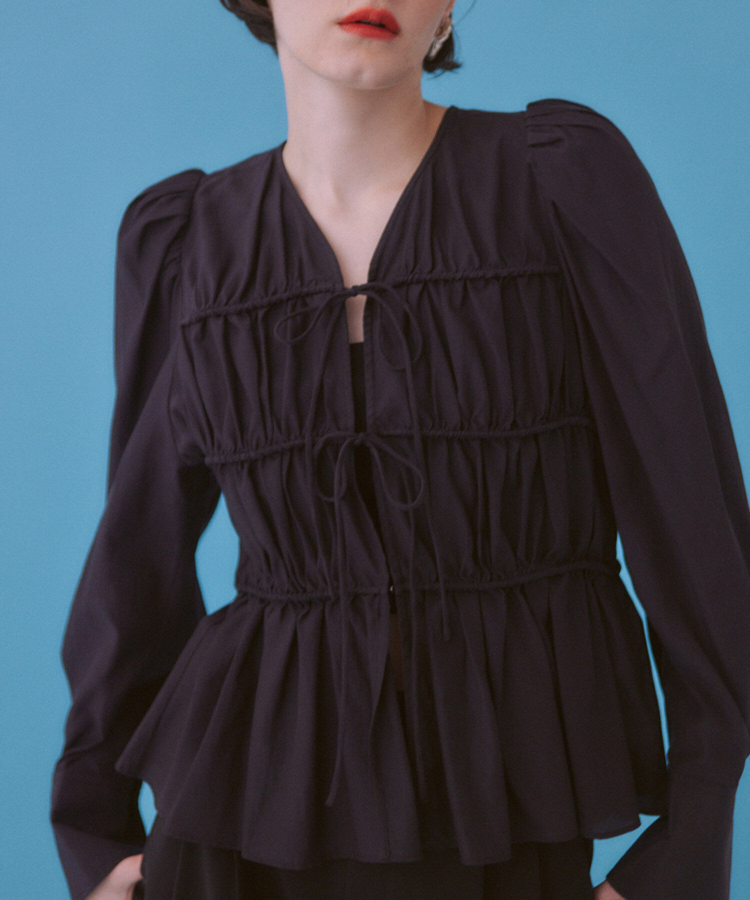 ADAM ET ROPE'「【再入荷・サステナブル・WEB限定色】ウエストシェイプギャザーシャツ」|シャツ・ブラウス|