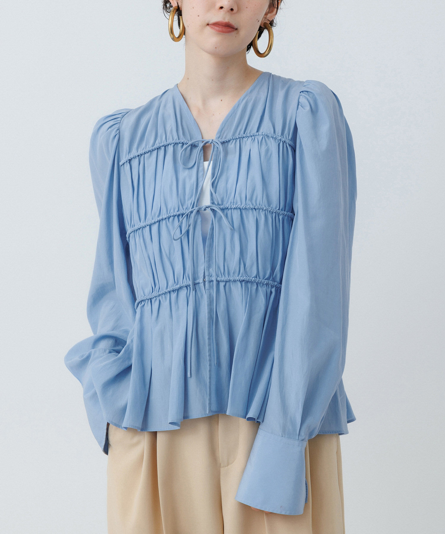 ADAM ET ROPE'「【再入荷・サステナブル・WEB限定色】ウエストシェイプギャザーシャツ」|シャツ・ブラウス|