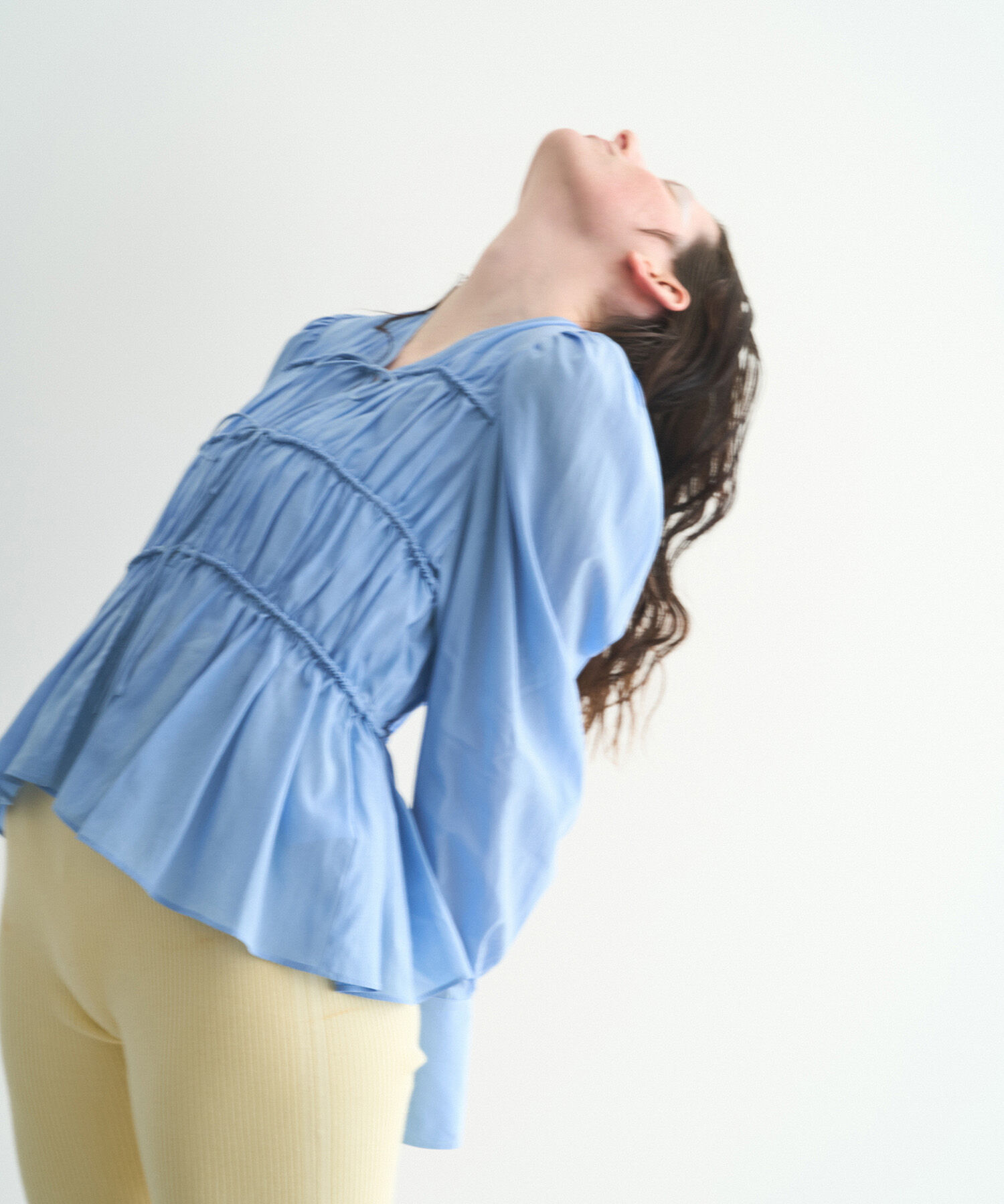 ADAM ET ROPE'「【再入荷・サステナブル・WEB限定色】ウエストシェイプギャザーシャツ」|シャツ・ブラウス|