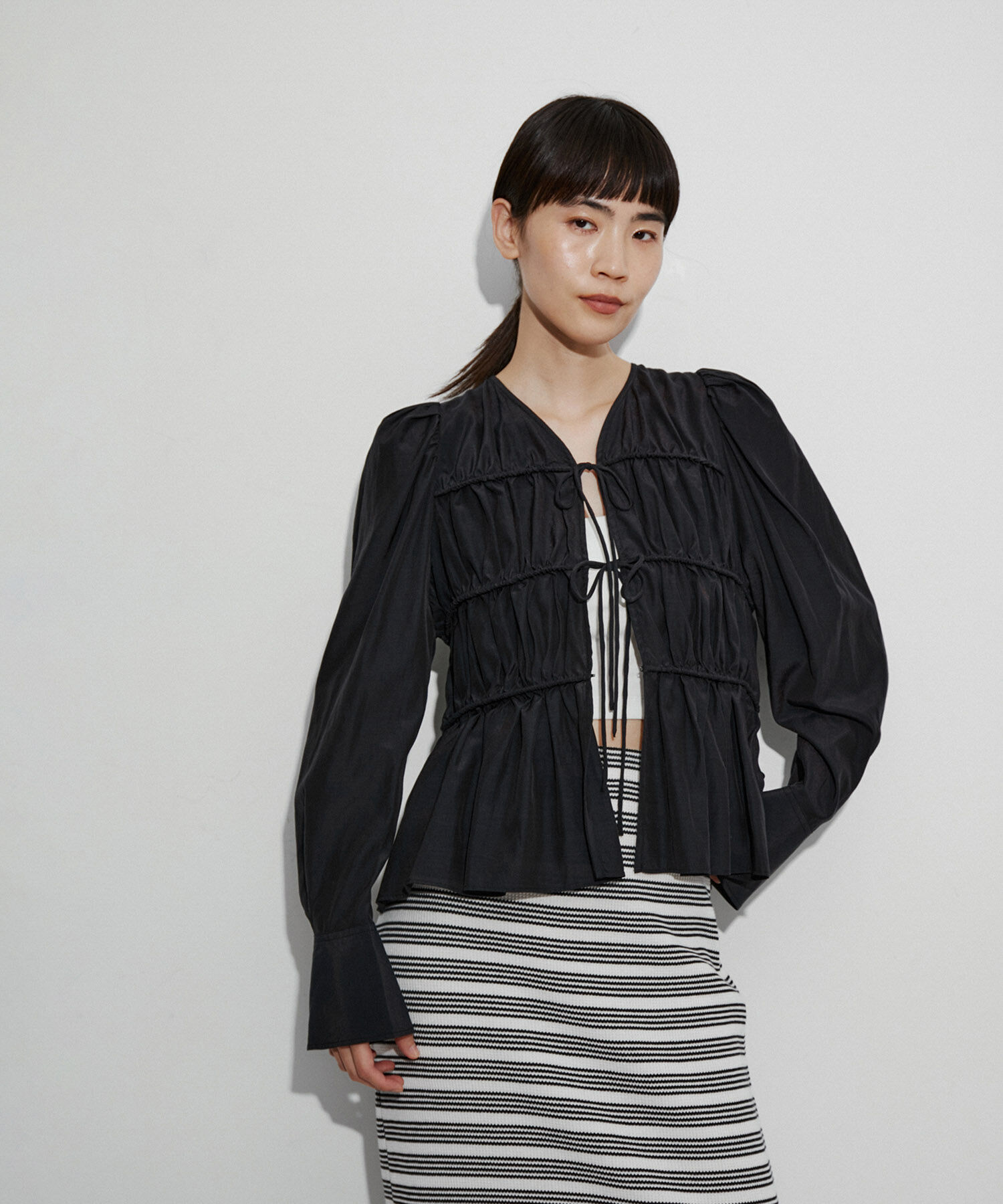 ADAM ET ROPE'「【再入荷・サステナブル・WEB限定色】ウエストシェイプギャザーシャツ」|シャツ・ブラウス|