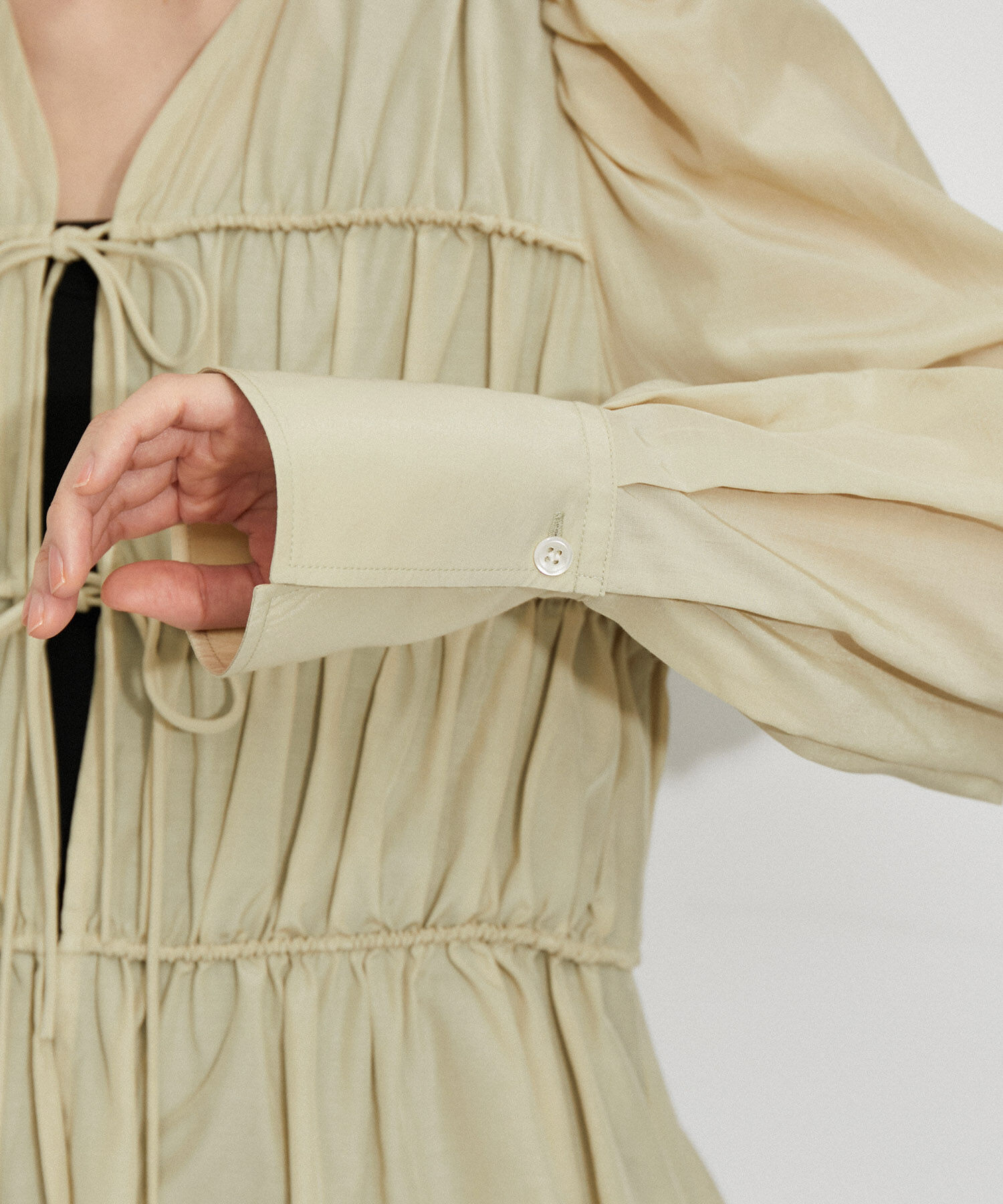 ADAM ET ROPE'「【再入荷・サステナブル・WEB限定色】ウエストシェイプギャザーシャツ」|シャツ・ブラウス|