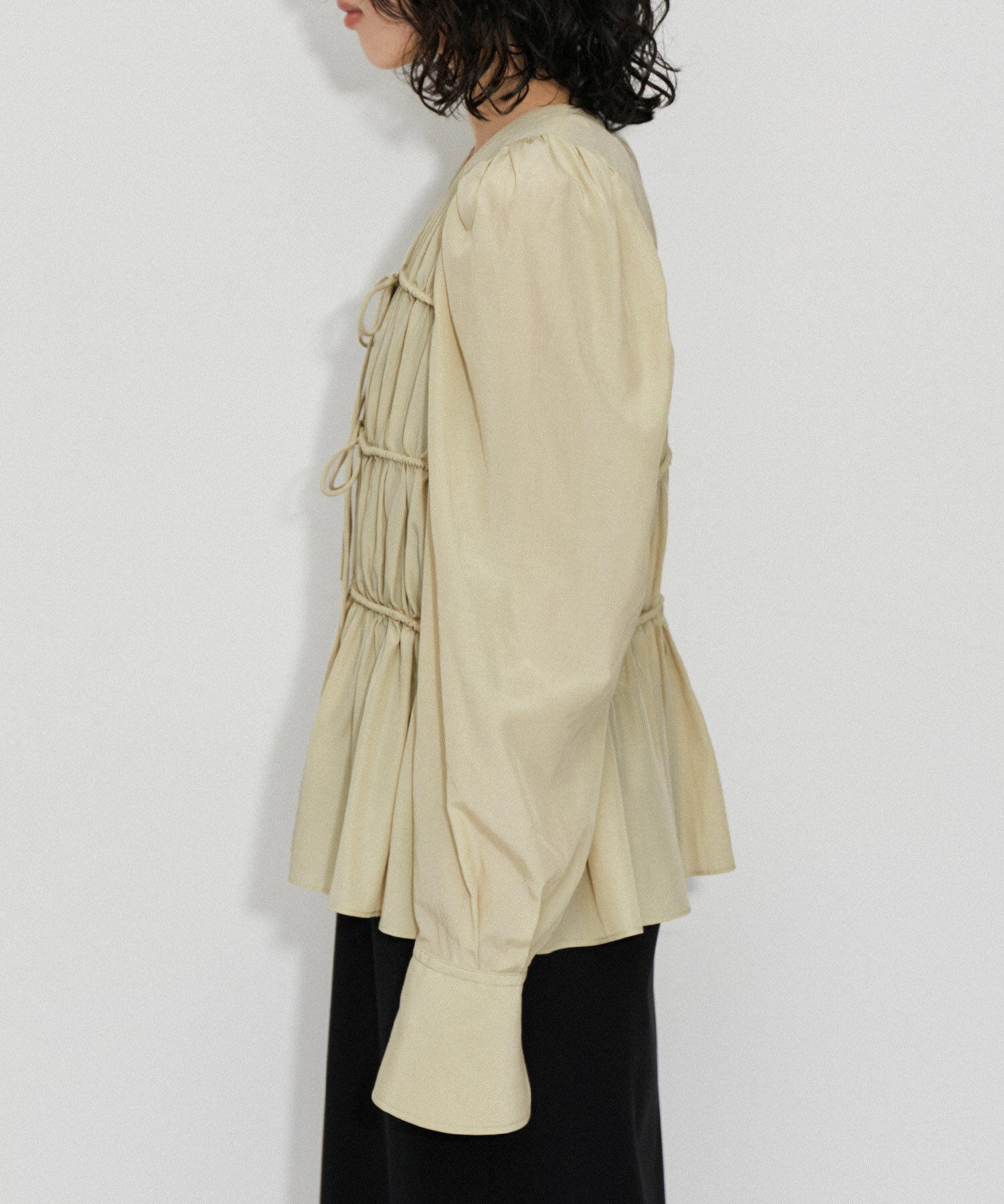 ADAM ET ROPE'「【再入荷・サステナブル・WEB限定色】ウエストシェイプギャザーシャツ」|シャツ・ブラウス|