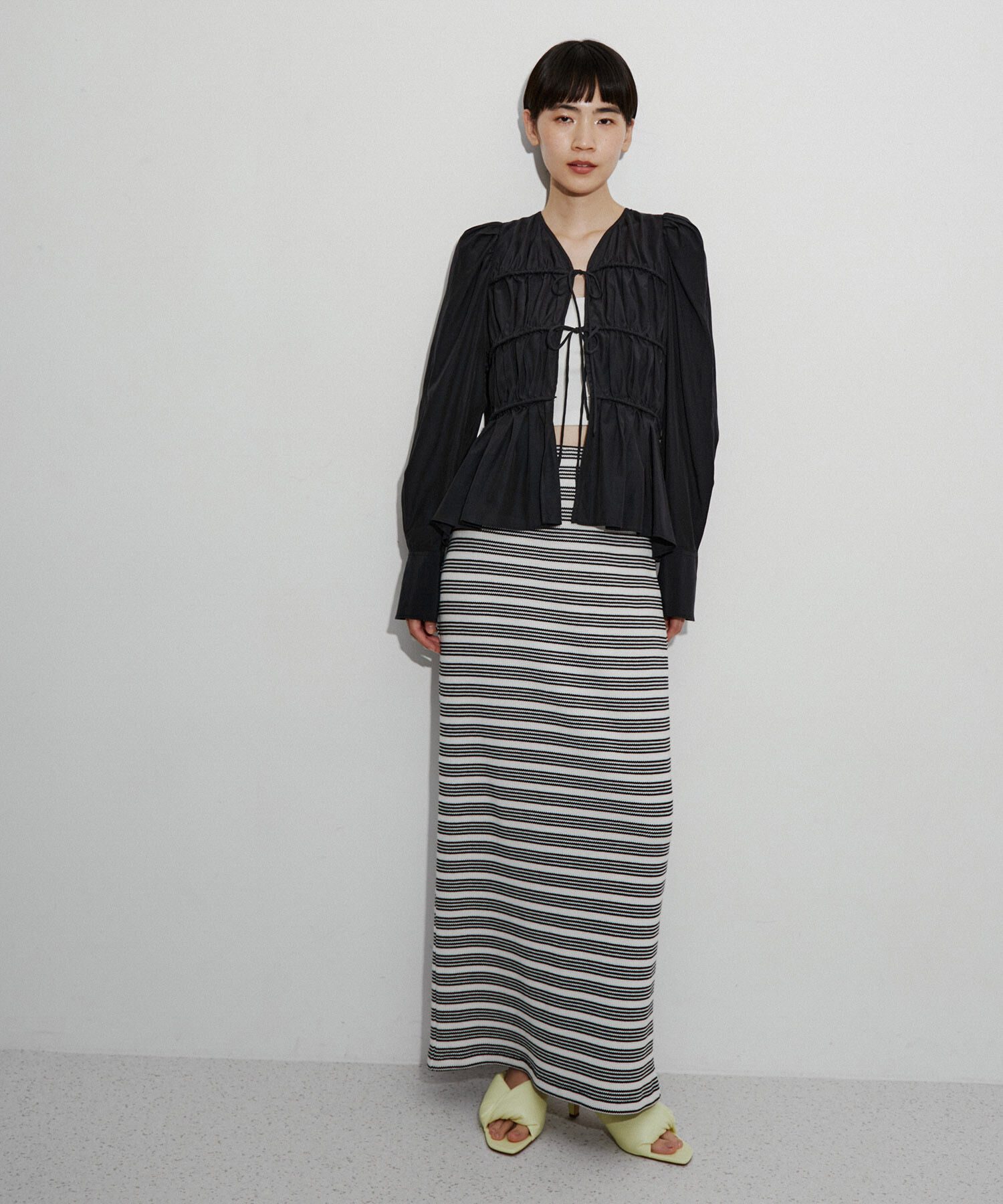 ADAM ET ROPE'「【再入荷・サステナブル・WEB限定色】ウエストシェイプギャザーシャツ」|シャツ・ブラウス|