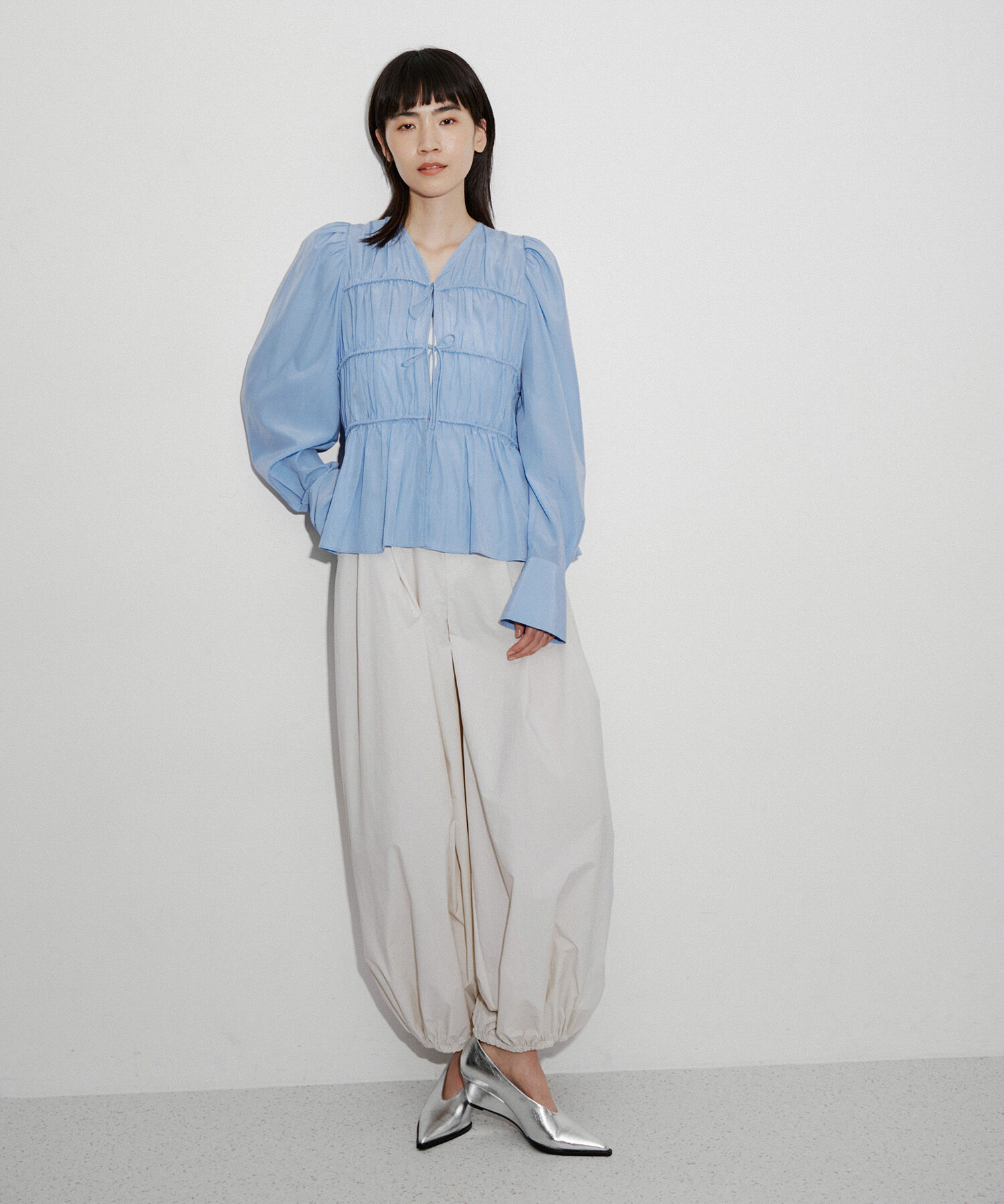 ADAM ET ROPE'「【再入荷・サステナブル・WEB限定色】ウエストシェイプギャザーシャツ」|シャツ・ブラウス|