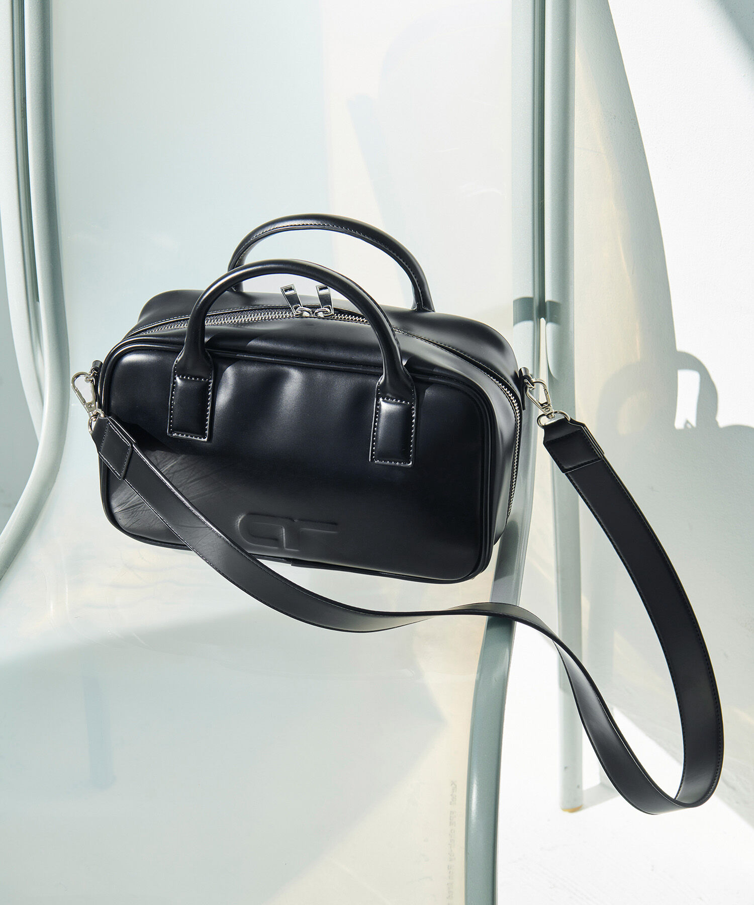 ADAM ET ROPE'「【一部WEB限定カラー・再入荷・サステナブル】ロゴスクエアボストンバッグ」|ショルダー・メッセンジャー|ブラック(01)