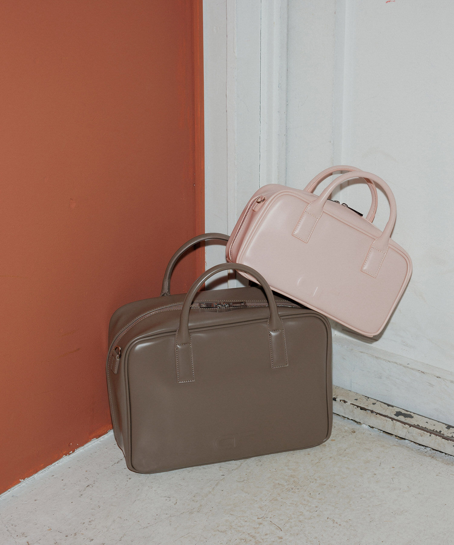 ADAM ET ROPE'「【一部WEB限定カラー・再入荷・サステナブル】ロゴスクエアボストンバッグ」|ショルダー・メッセンジャー|