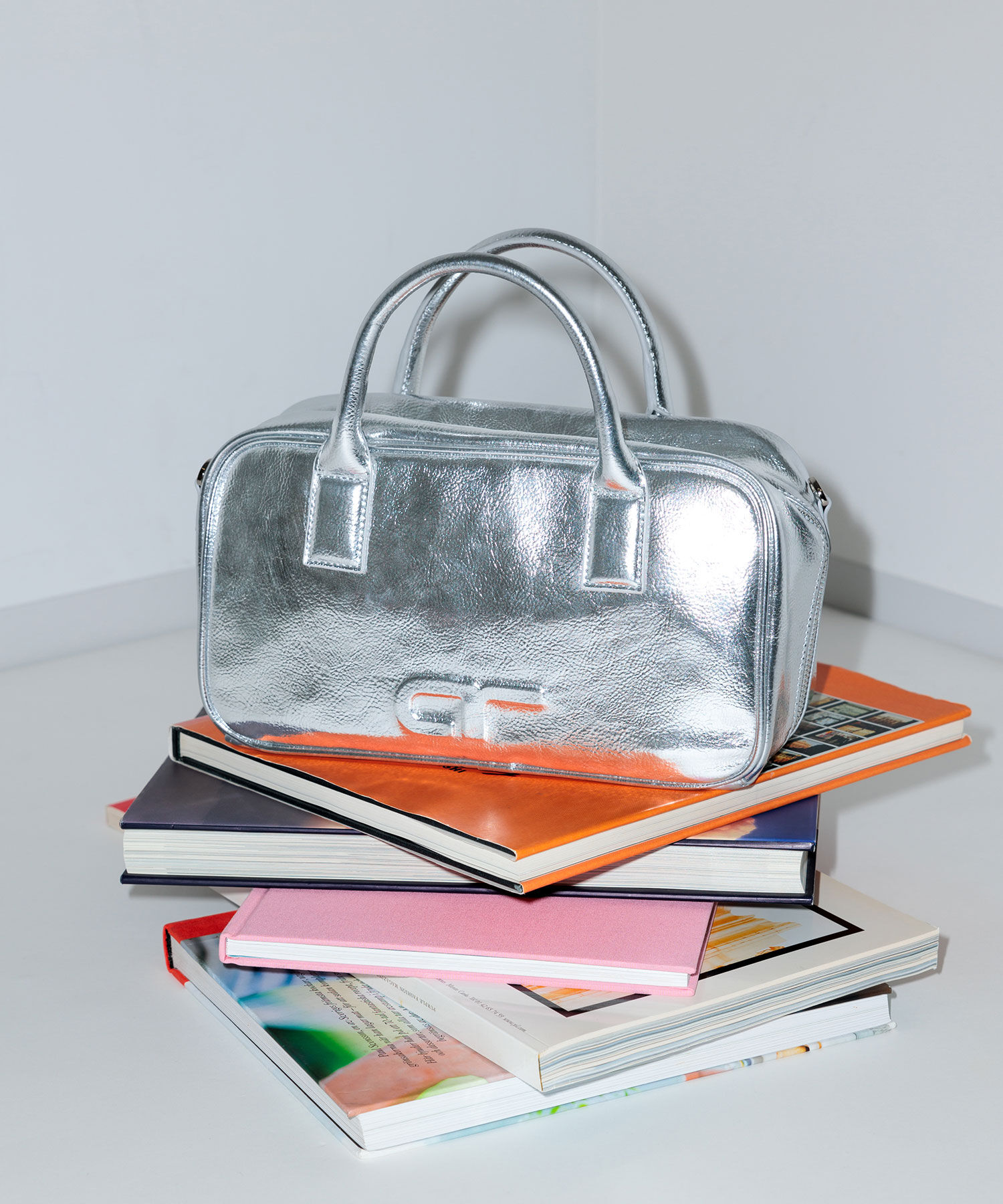 ADAM ET ROPE'「【一部WEB限定カラー・再入荷・サステナブル】ロゴスクエアボストンバッグ」|ショルダー・メッセンジャー|シルバー(93)