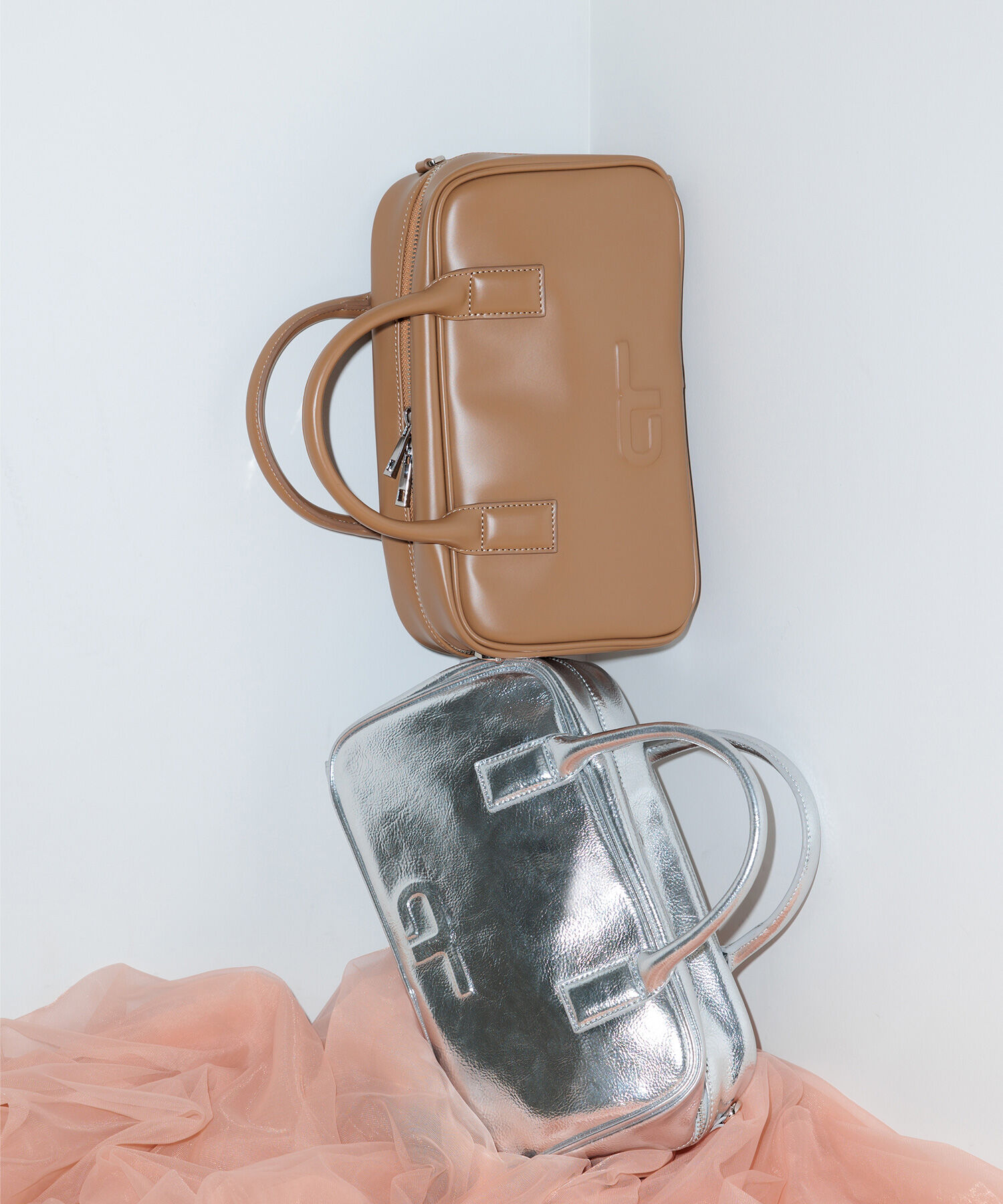 ADAM ET ROPE'「【一部WEB限定カラー・再入荷・サステナブル】ロゴスクエアボストンバッグ」|ショルダー・メッセンジャー|