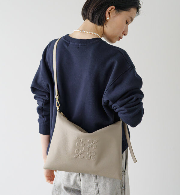  「エンボスモノグラムショルダーバッグ」|ショルダー・メッセンジャー|グレージュ