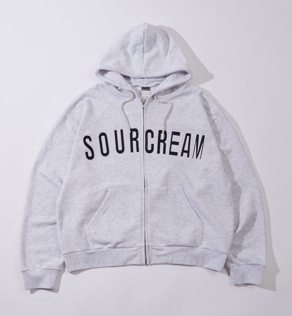 「【Sourcream/サワークリーム】カレッジロゴ刺繍ジップパーカー」|パーカー|