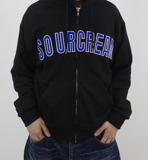  「【Sourcream/サワークリーム】カレッジロゴ刺繍ジップパーカー」|パーカー|