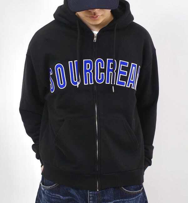  「【Sourcream/サワークリーム】カレッジロゴ刺繍ジップパーカー」|パーカー|