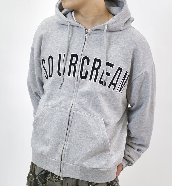  「【Sourcream/サワークリーム】カレッジロゴ刺繍ジップパーカー」|パーカー|