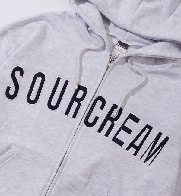  「【Sourcream/サワークリーム】カレッジロゴ刺繍ジップパーカー」|パーカー|