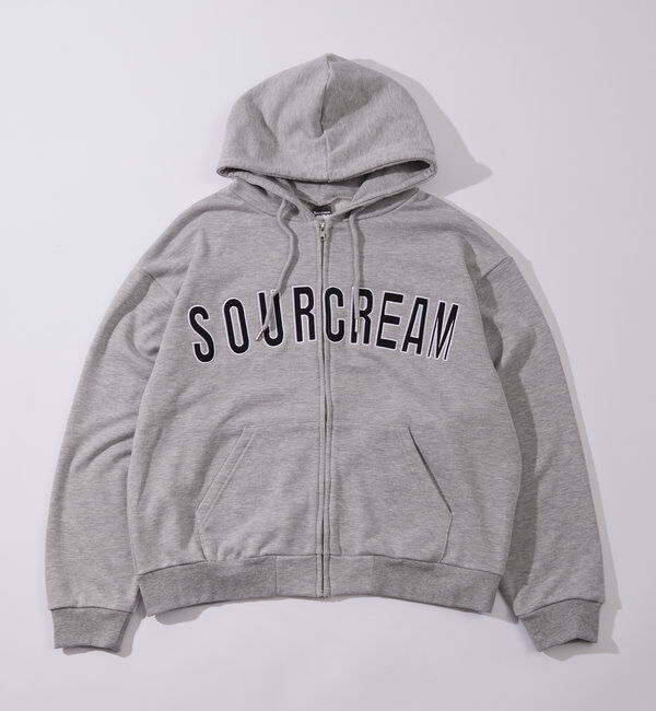  「【Sourcream/サワークリーム】カレッジロゴ刺繍ジップパーカー」|パーカー|