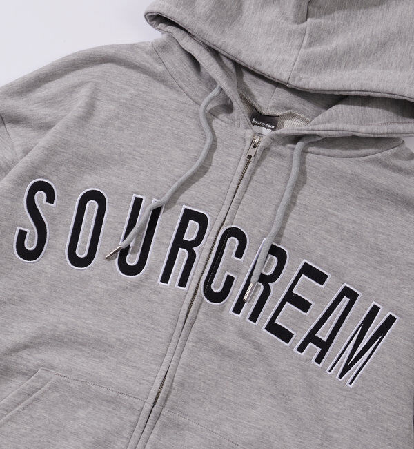  「【Sourcream/サワークリーム】カレッジロゴ刺繍ジップパーカー」|パーカー|