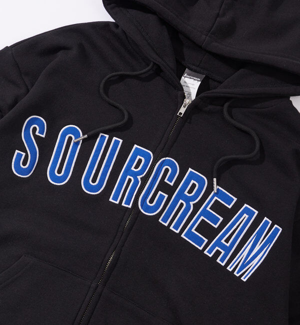  「【Sourcream/サワークリーム】カレッジロゴ刺繍ジップパーカー」|パーカー|