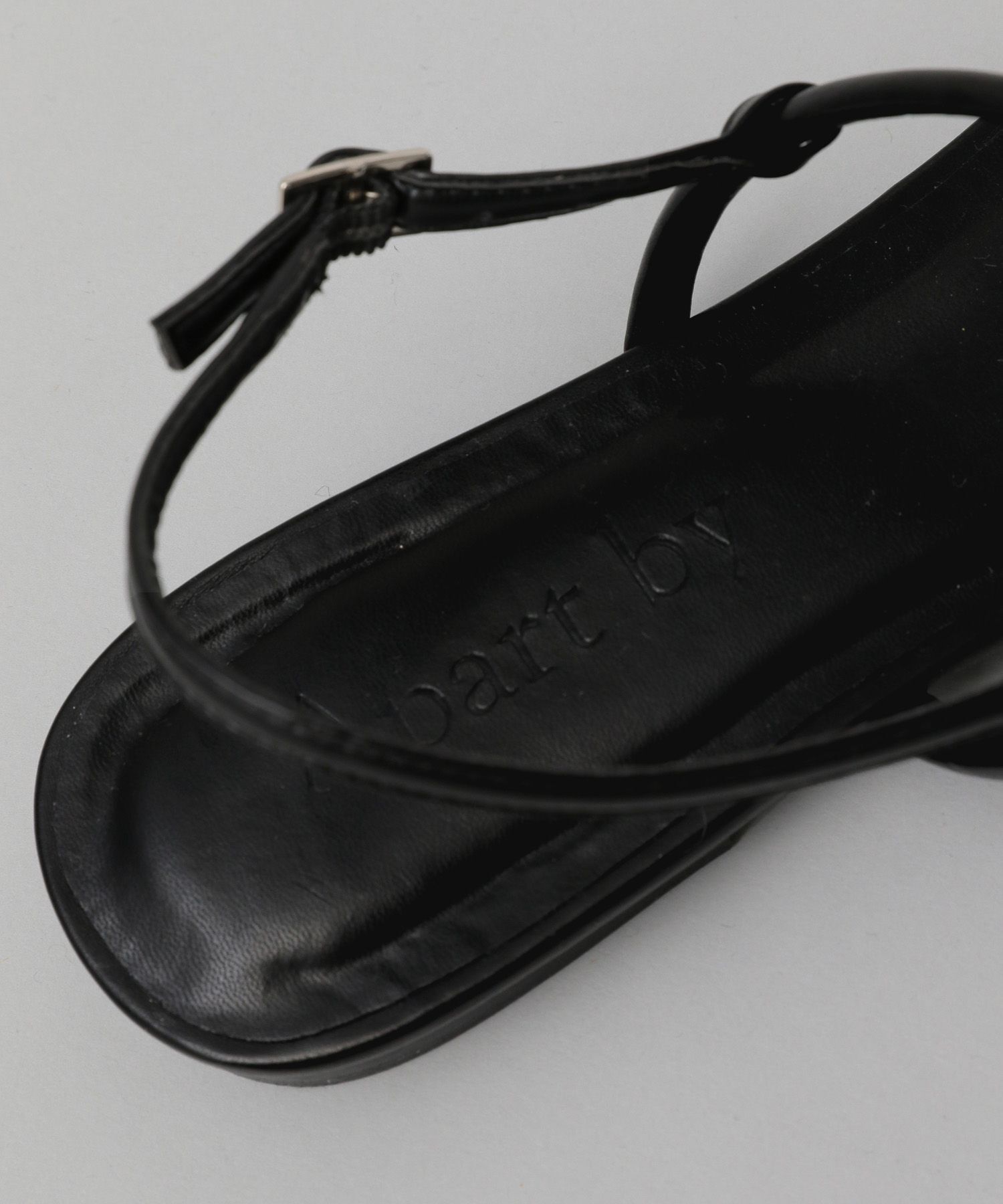 A part by 「クロスフラットサンダル」|サンダル|