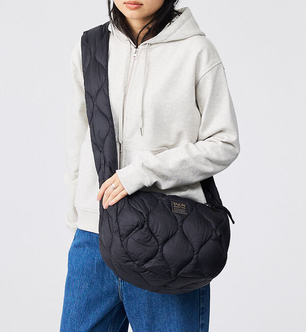 Rouge vif「【TAION / タイオン】バナナショルダー ダウンバッグM / ソフトシェル」|ショルダー・メッセンジャー|