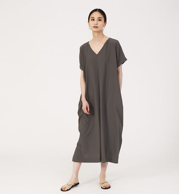 qualite「【WEB・一部店舗限定】Vネックワンピース」|ワンピース|チャコールグレー