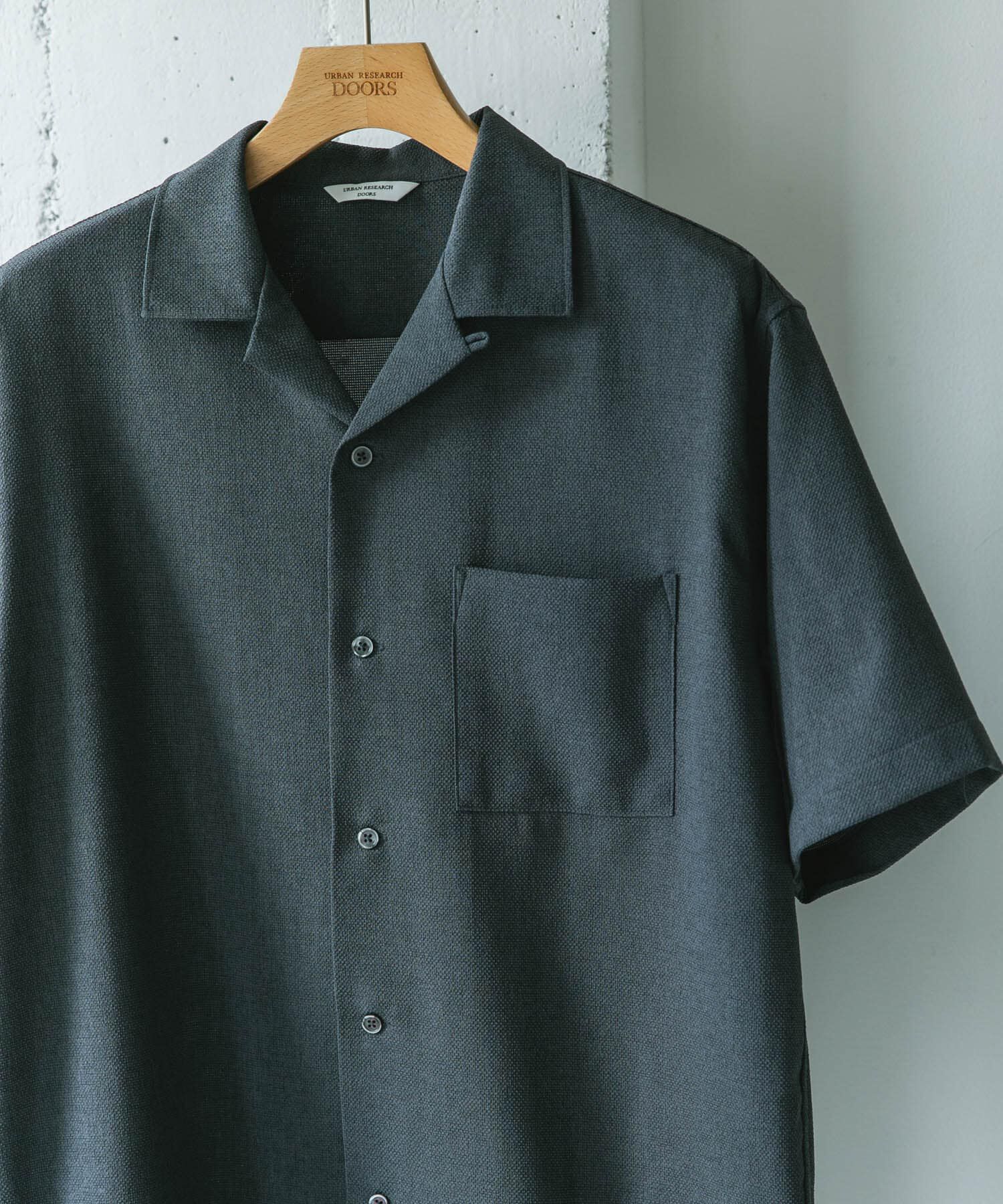 URBAN RESEARCH DOORS「マイクロサッカー オープンカラー ショートスリーブシャツ」|シャツ・ブラウス|チャコールグレー