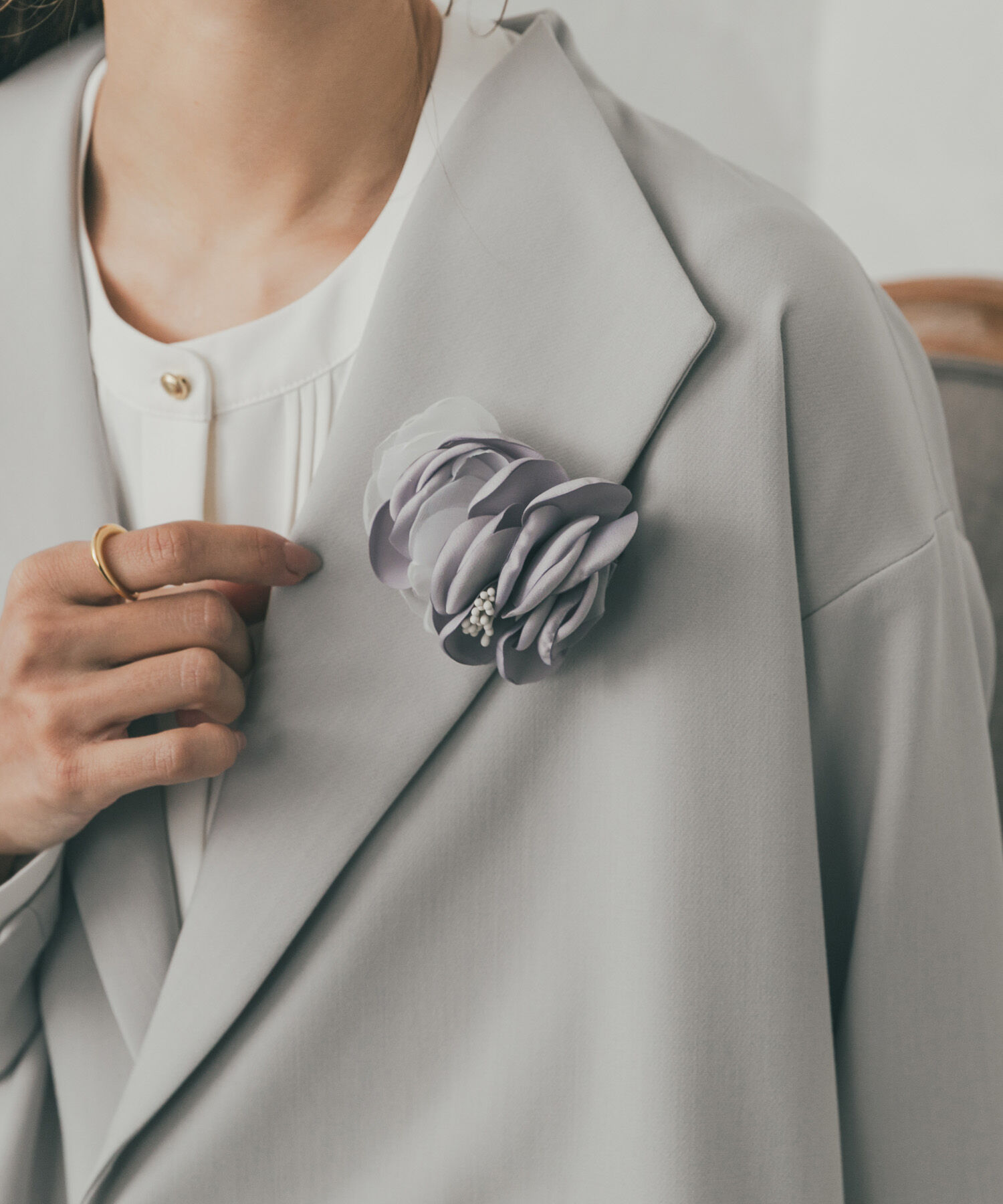 URBAN RESEARCH DOORS「ニュアンスフラワーコサージュ」|ブローチ・コサージュ|ライトグレー