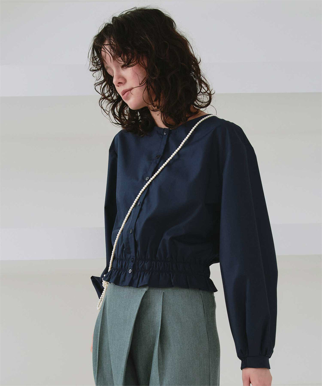 titivate「クルーネック裾シャーリングブラウス」|シャツ・ブラウス|