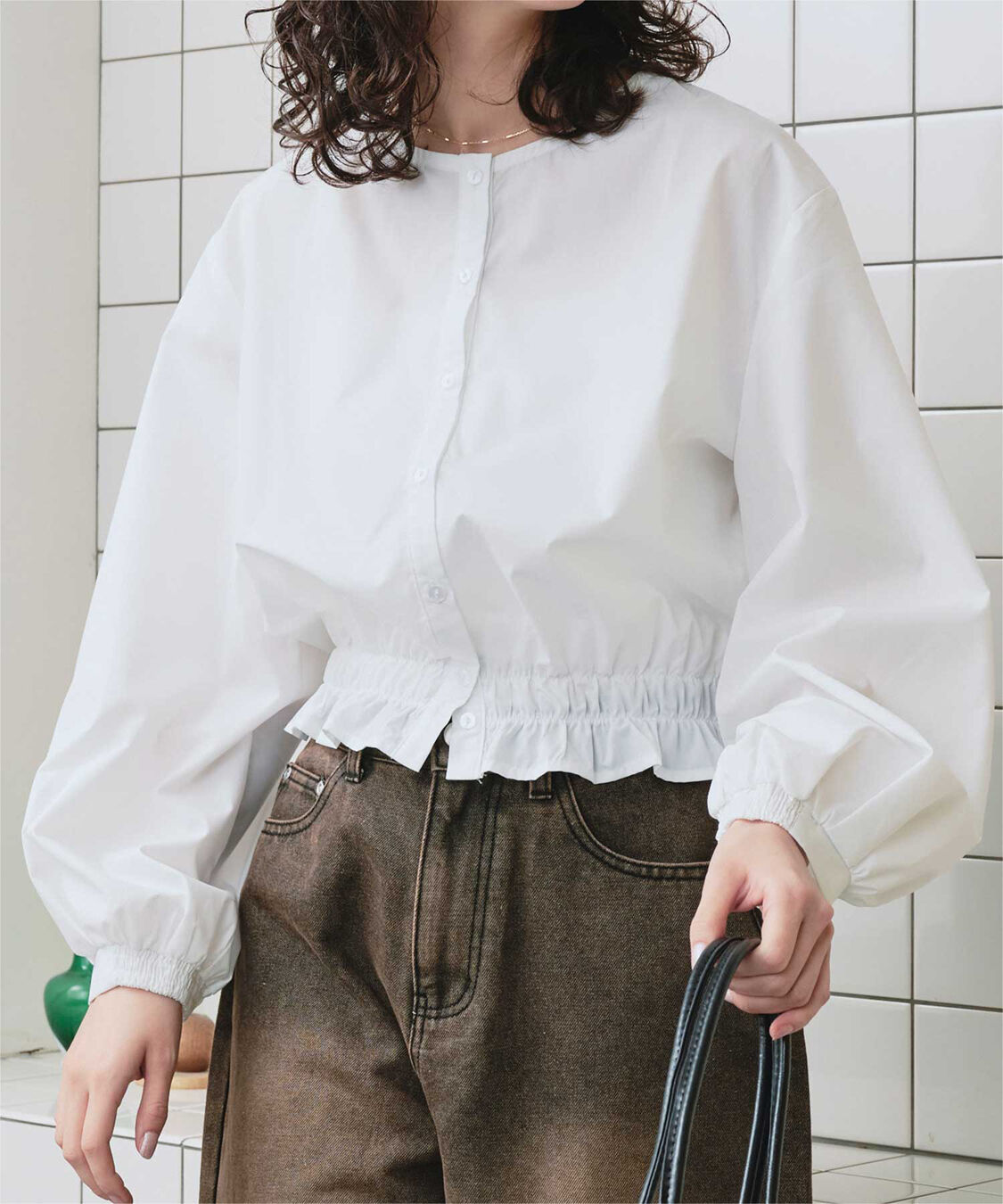 titivate「クルーネック裾シャーリングブラウス」|シャツ・ブラウス|オフホワイト