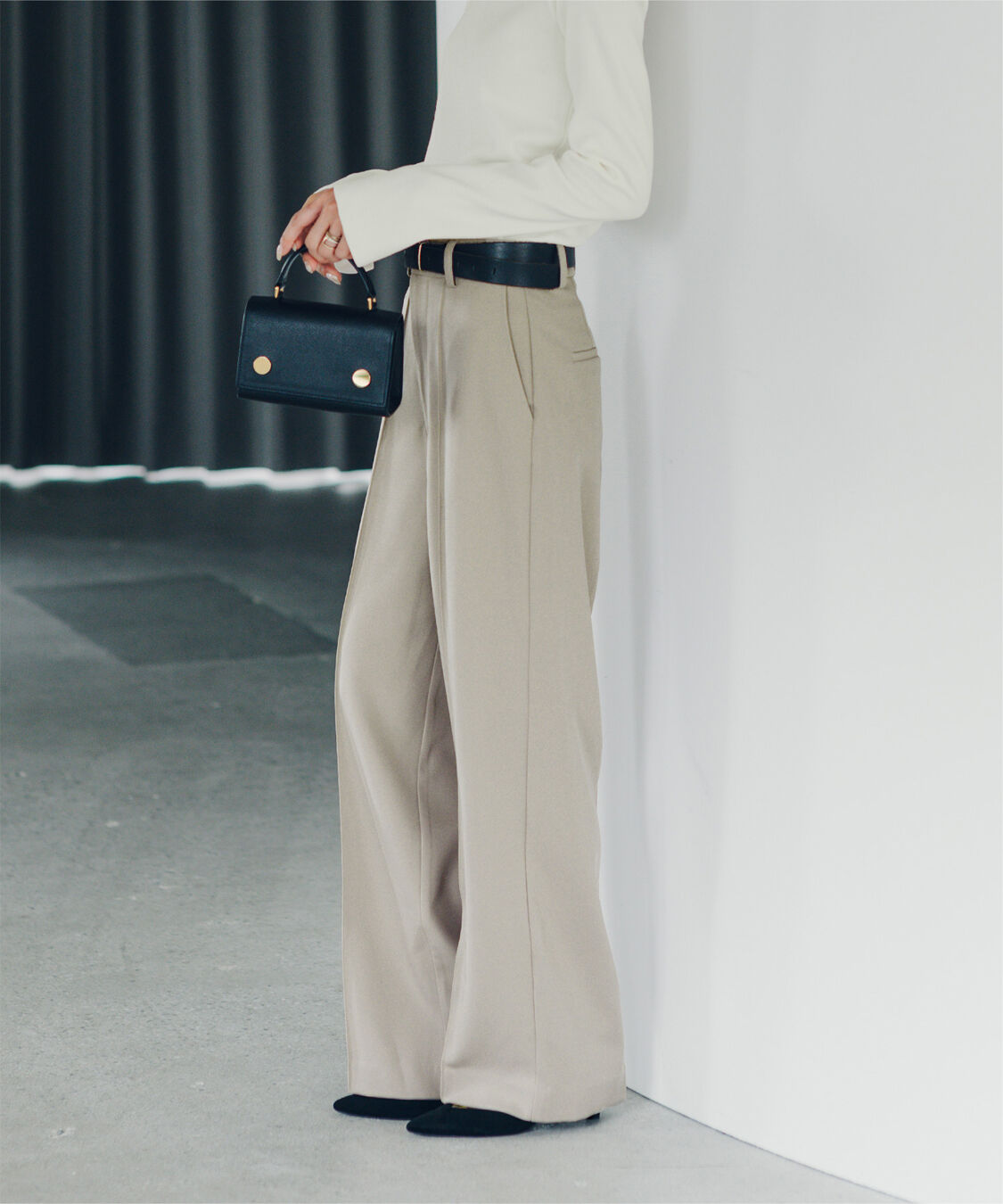 ur's「【小林有里さんコラボアイテム】ピンタックセンタープレスワイドパンツ」|スラックス|グレージュ