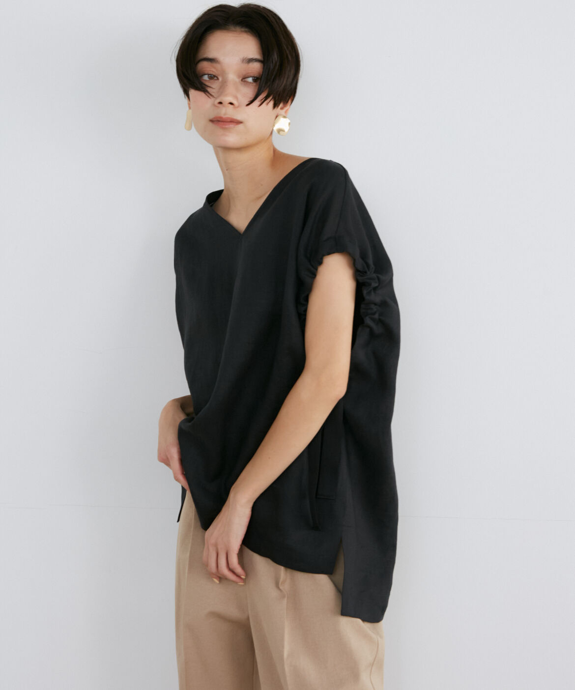 INED「《大きいサイズ》リネンVネック2WAYスリーブブラウス」|シャツ・ブラウス|