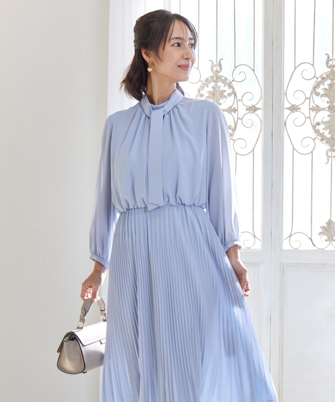 INED「《大きいサイズ》ボウタイ付きプリーツワンピース」|ワンピース|サックス3