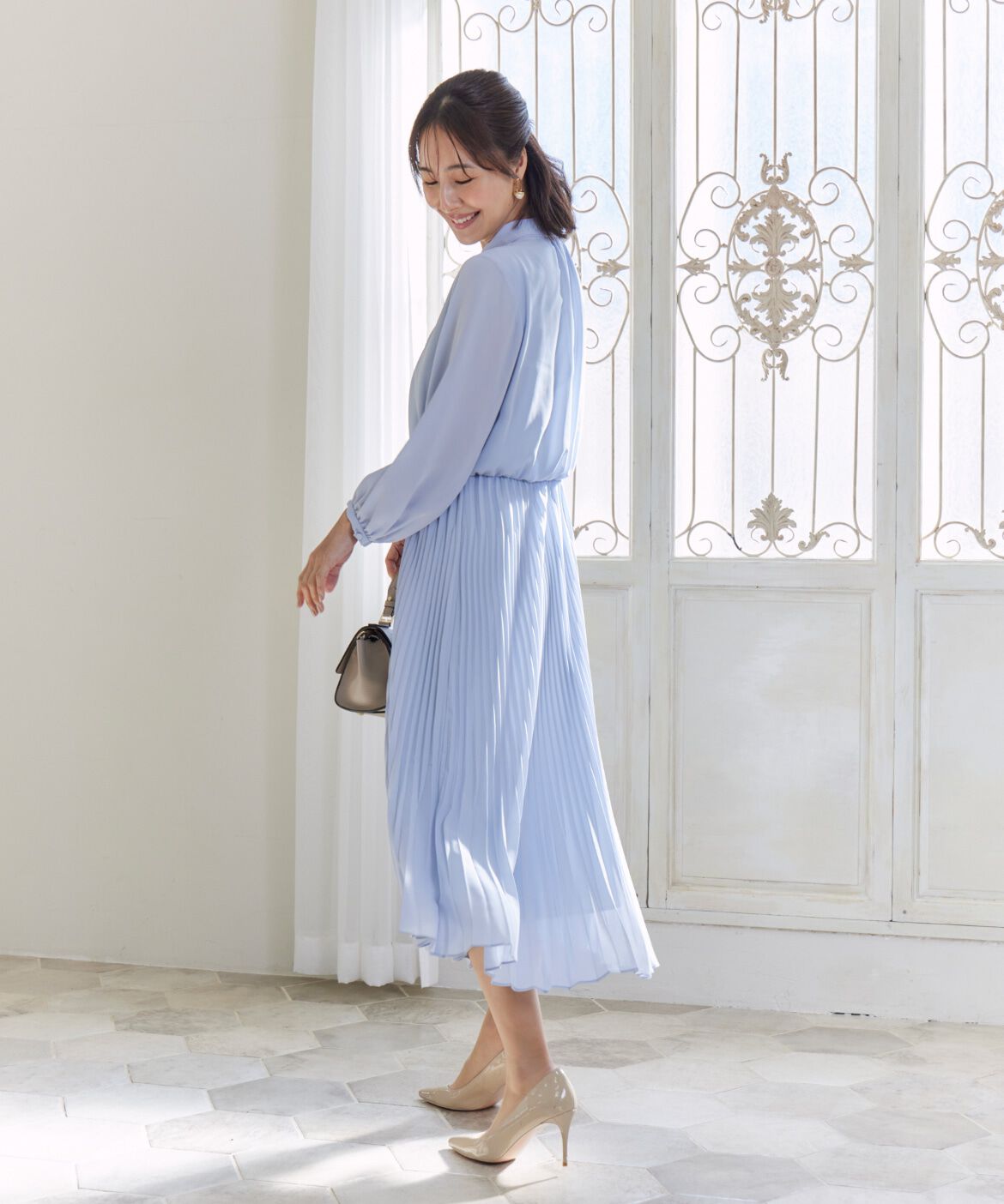 INED「《大きいサイズ》ボウタイ付きプリーツワンピース」|ワンピース|