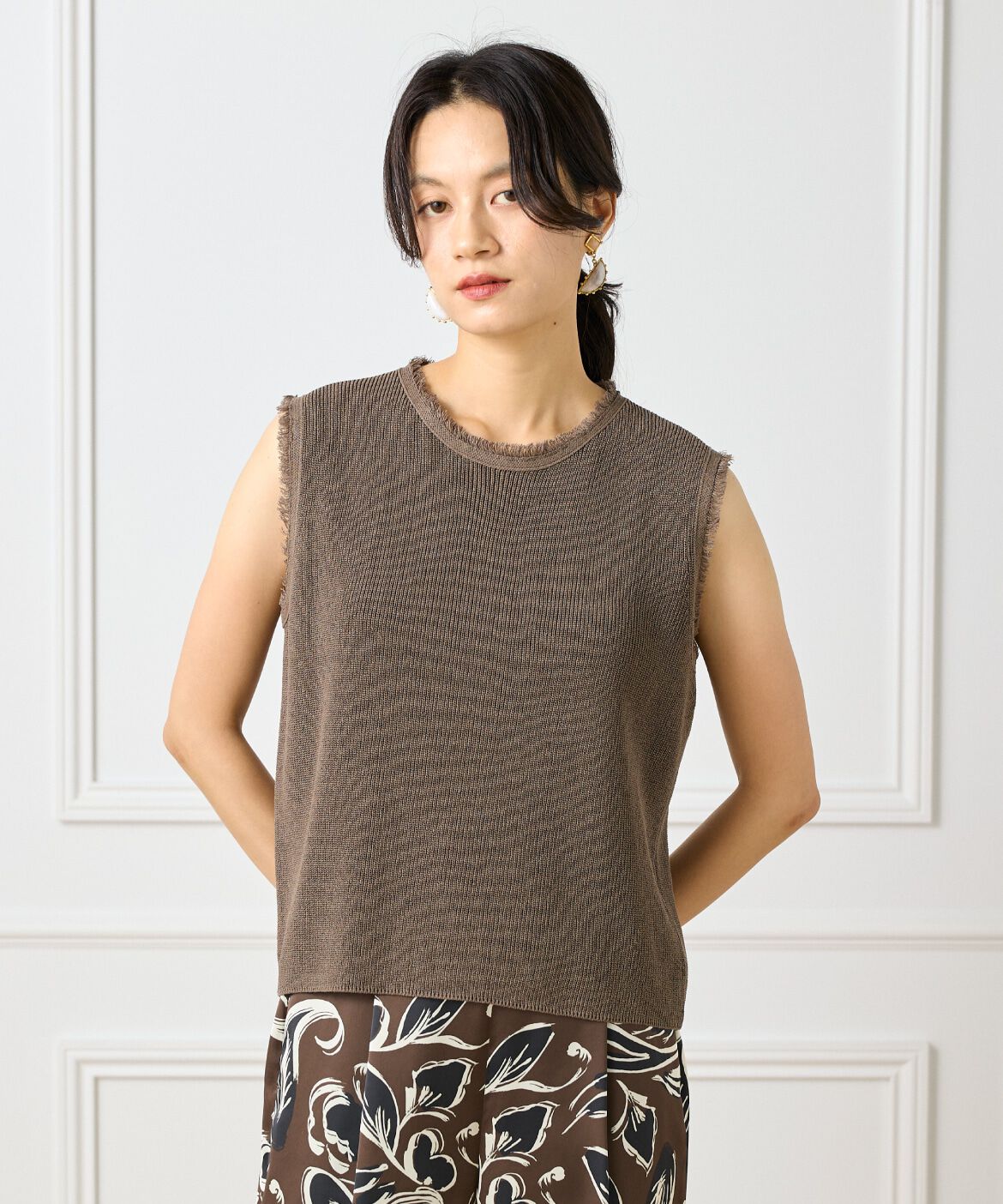 INED「ミニフリンジ付きノースリブニット」|ニット・セーター|カーキ3