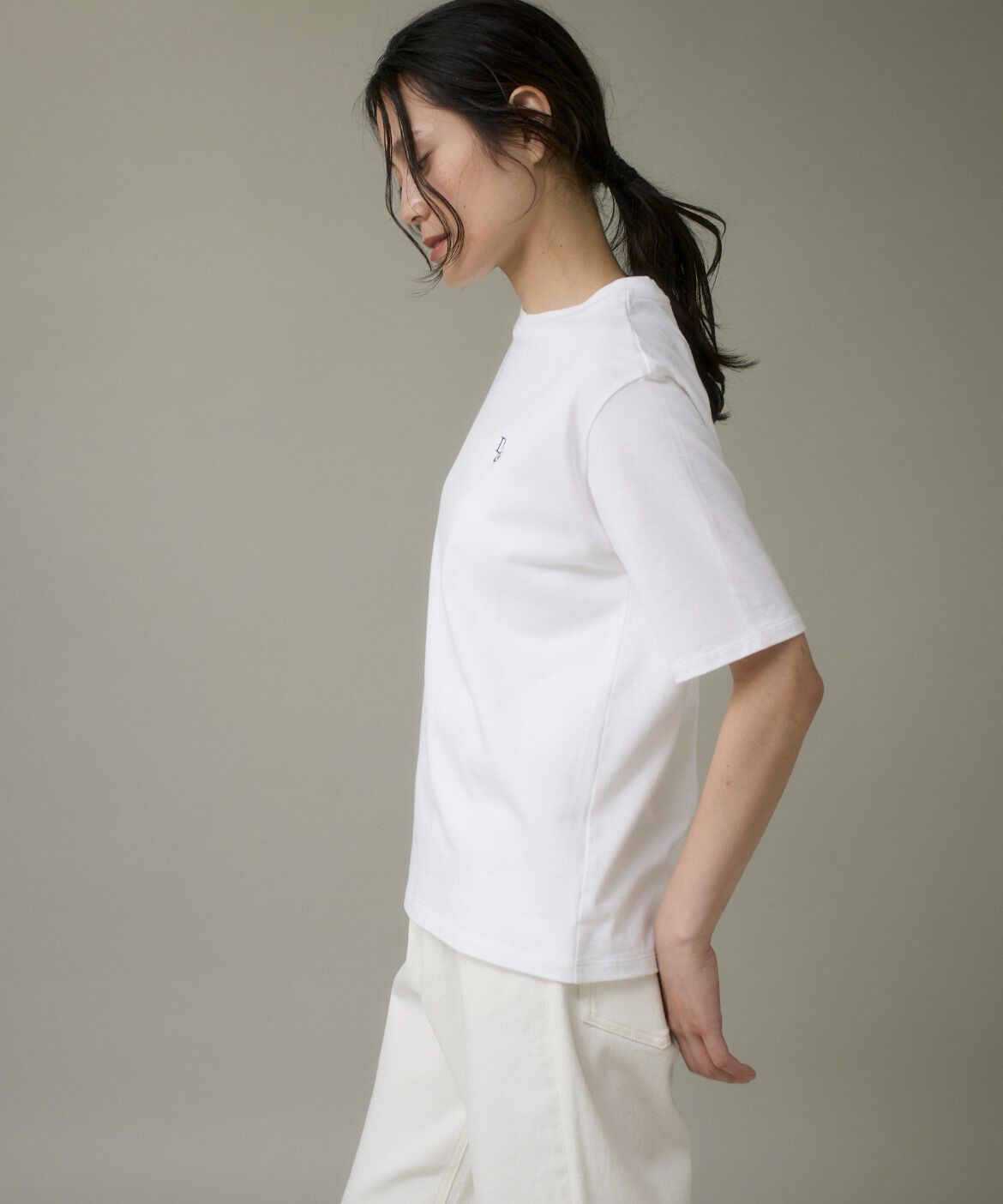 DAY by DAY it&rsquo;s international「ロゴ刺繍Tシャツ」|Tシャツ・カットソー|