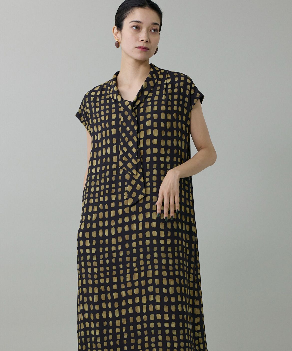 INED「《大きいサイズ》デフォルメチェックボウタイワンピース　」|その他|ブラック