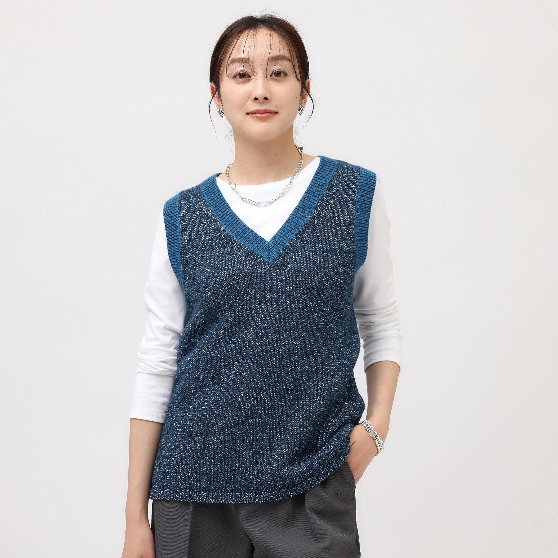 UNTITLED「【オールシーズン/ラメ】Vネックベスト」|ベスト・ジレ|