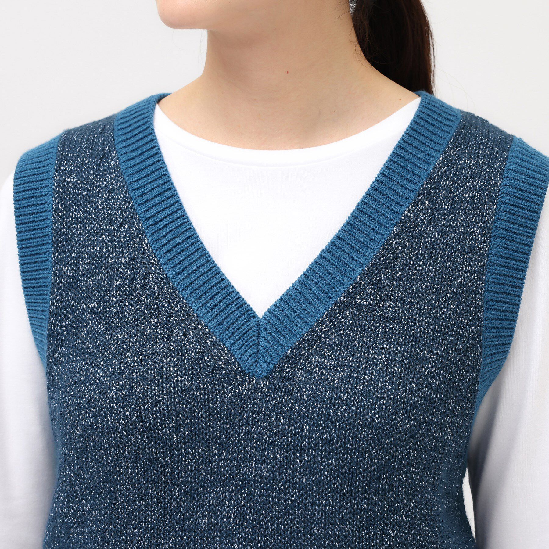 UNTITLED「【オールシーズン/ラメ】Vネックベスト」|ベスト・ジレ|