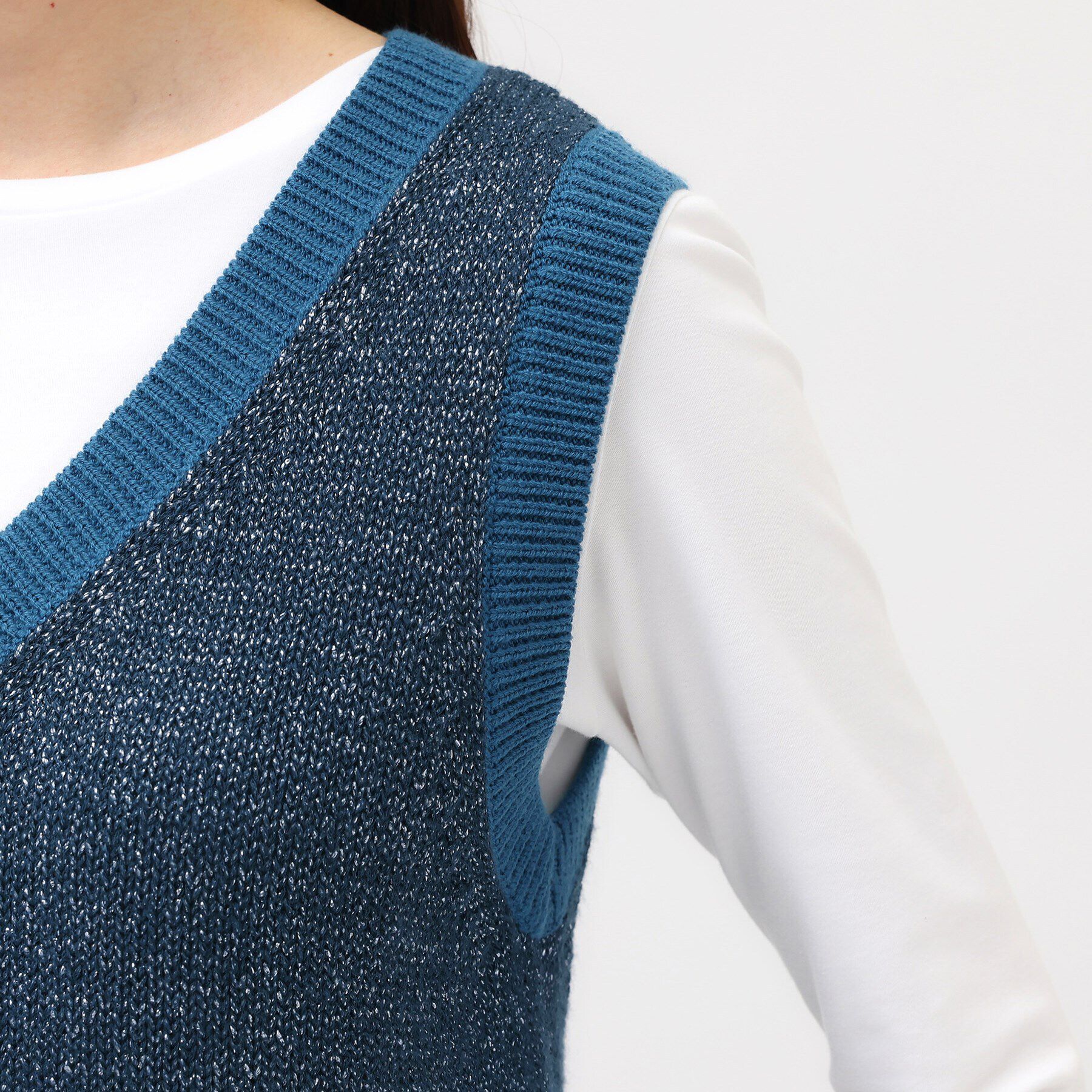 UNTITLED「【オールシーズン/ラメ】Vネックベスト」|ベスト・ジレ|