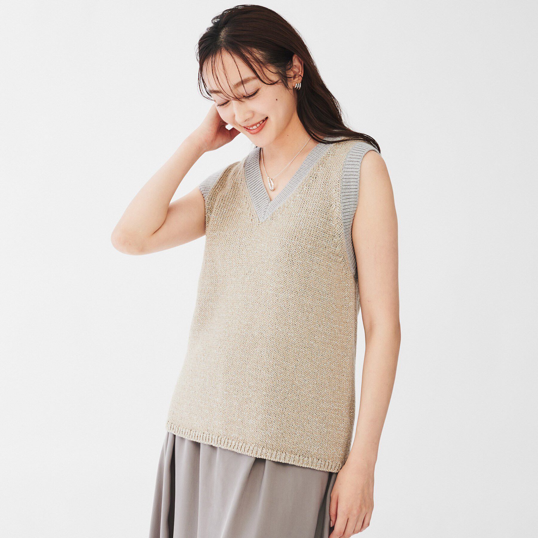 UNTITLED「【オールシーズン/ラメ】Vネックベスト」|ベスト・ジレ|グレージュ(050)